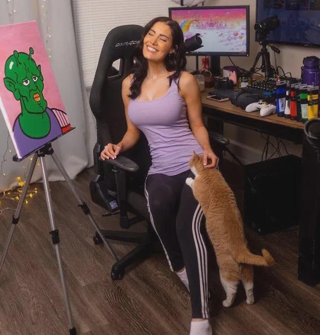 “蜜桃臀电竞主播”霸屏，腰臀比分分钟秒杀直男