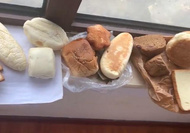 山东一男子回国隔离期米饭吃不完,将剩饭捏成饭团晒干带回家获赞