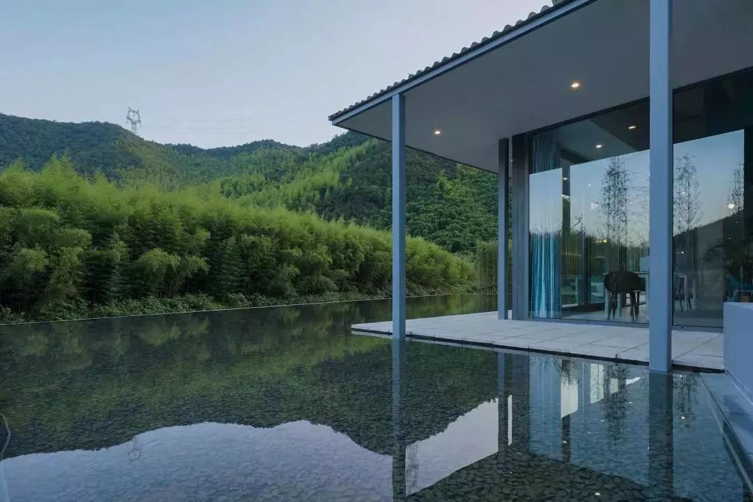 重回校园体验大学生,重回校园操场体验青春活力