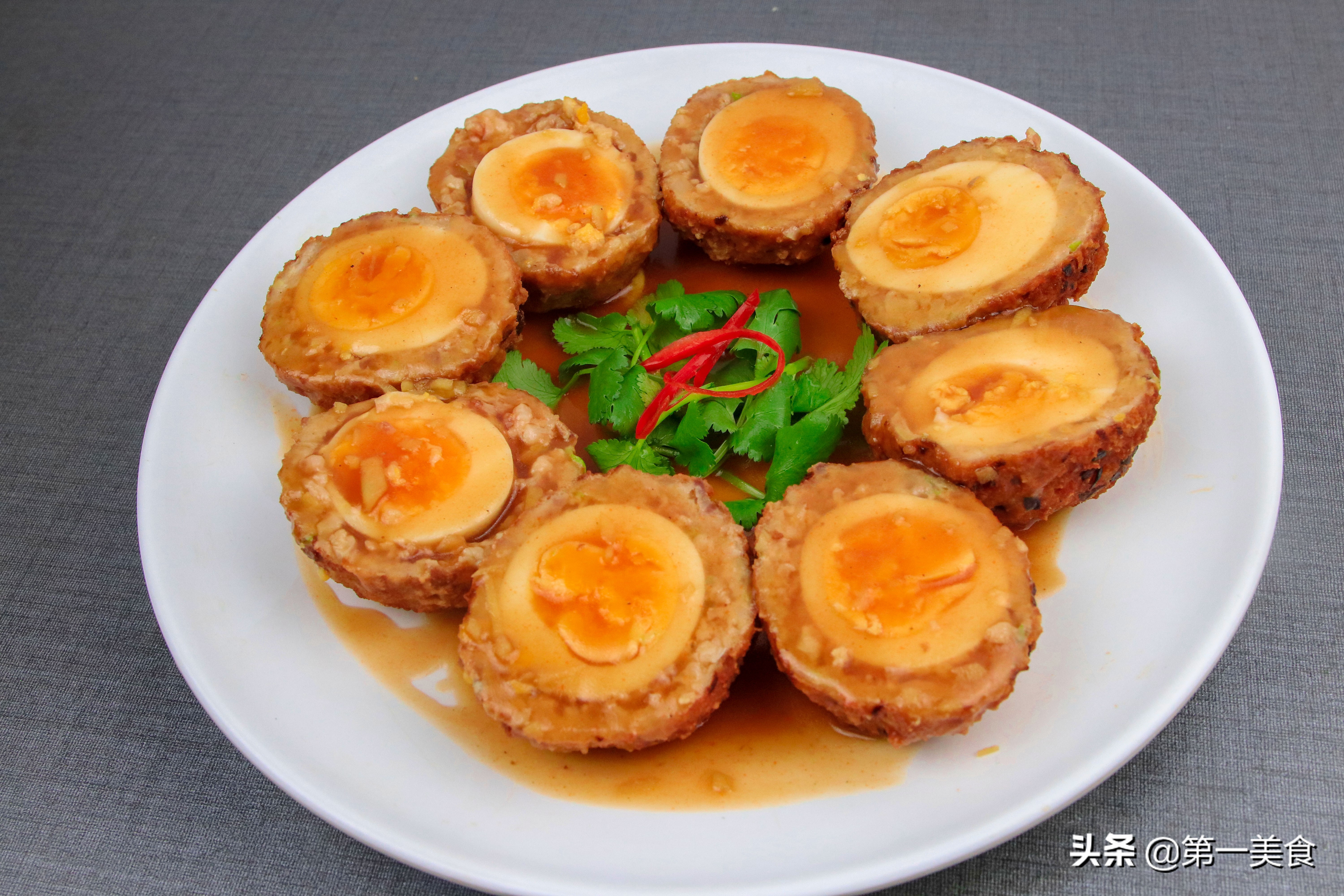 狮子头怎么做才松软又好吃,红烧狮子头为什么加鸡蛋