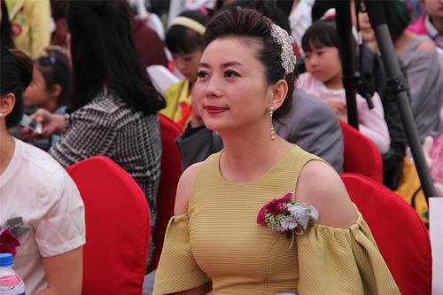 从主持人到女企业家,从家庭主妇到知名企业家走过的路