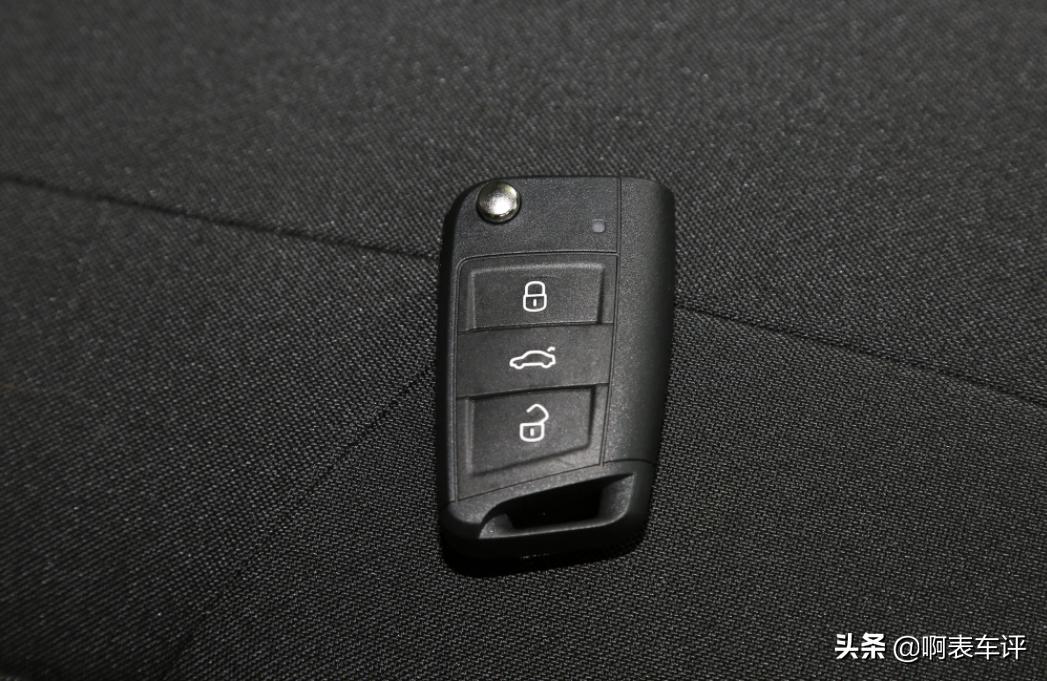 大众polo配置低空间小,大众polo6万左右红色