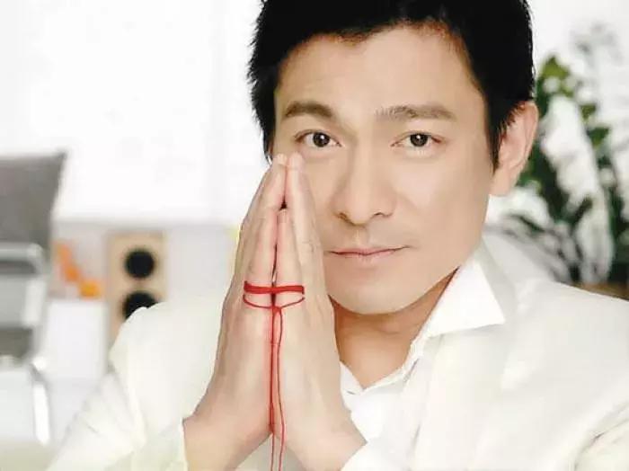 一首《十七岁》之于香港娱乐圈，就是半部《春秋》