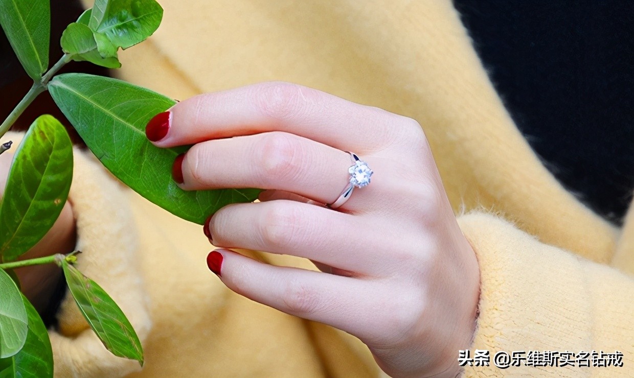 女生左右手戴戒指正确戴法,女士左右手食指戴戒指什么区别