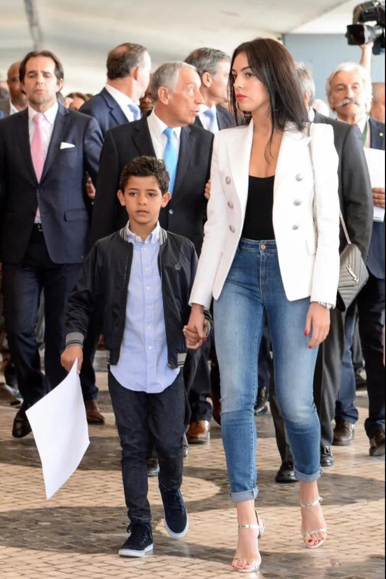 c罗在赛场亲吻乔治娜,c罗和女友乔治娜穿球衣合照图