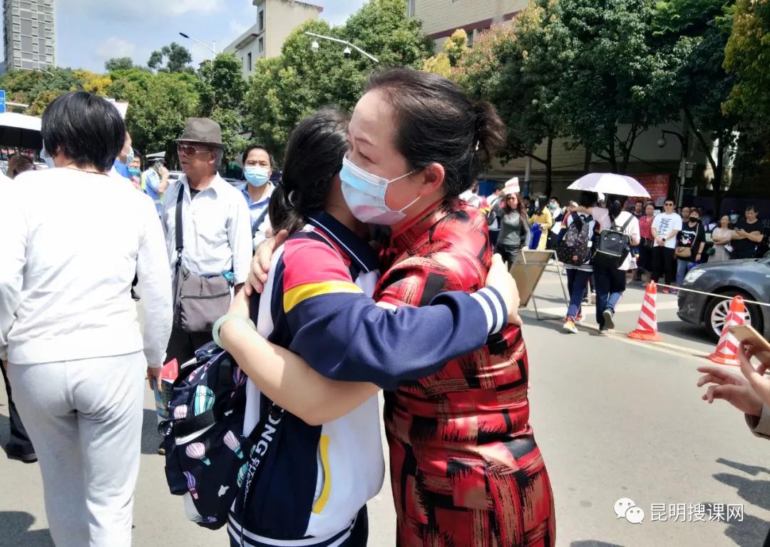 中考送考是给孩子信心还是压力,中考是学校送考还是家长送好