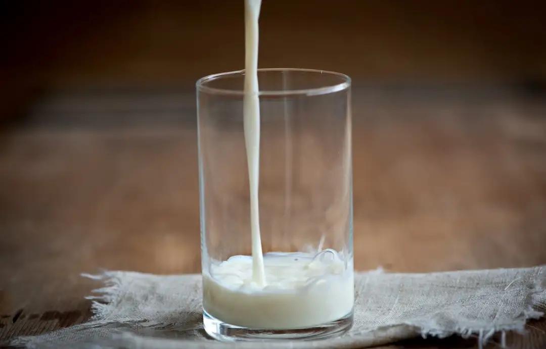 全脂奶VS低脂奶，孩子喝哪种更好？最新证据来啦