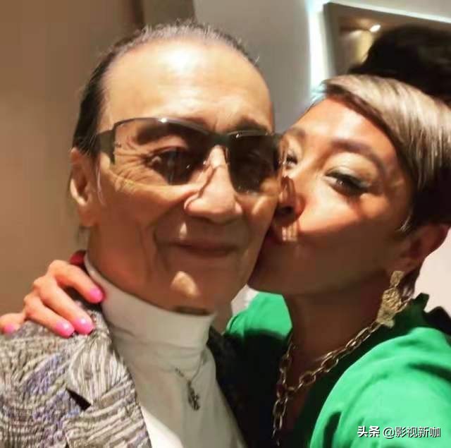 谢贤1993年拜年,谢贤拥抱孙子