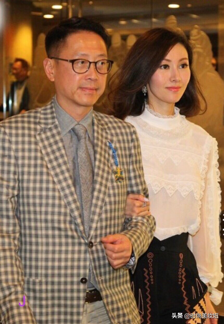 李嘉欣紧身裤配红西装,李嘉欣长裙现身孕味浓