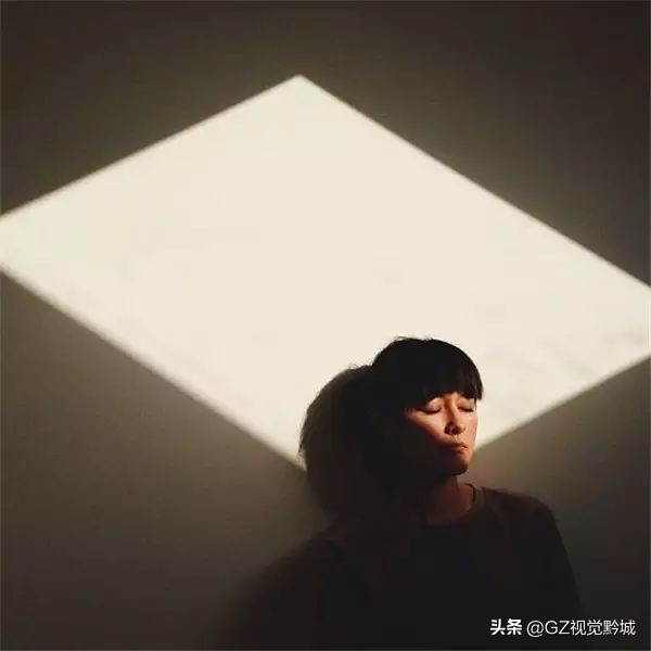 拍照完美避开所有镜头,拍照时怎样克服不看镜头的尴尬感