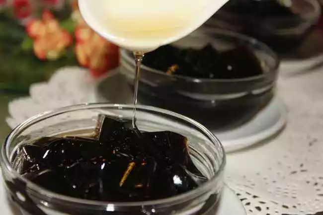 小伙卖烤串发家致富,农村小伙卖烧烤运用亏本思维