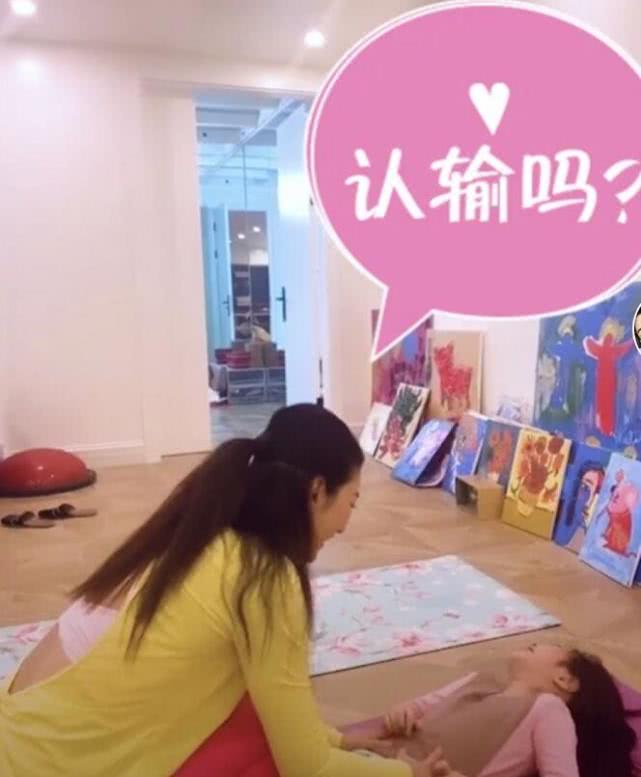 黄奕与女儿比拼高难度健身动作，下腰拉伸压腿看着都好疼