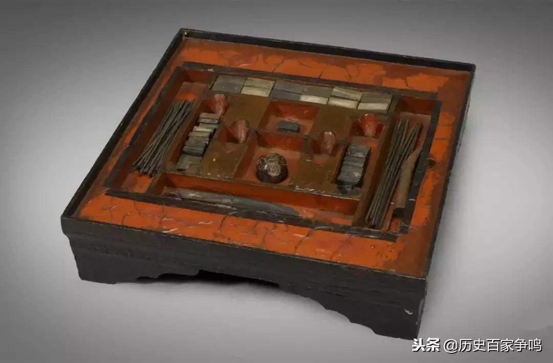 黑漆朱绘六博具:比大富翁飞行棋更好玩的游戏