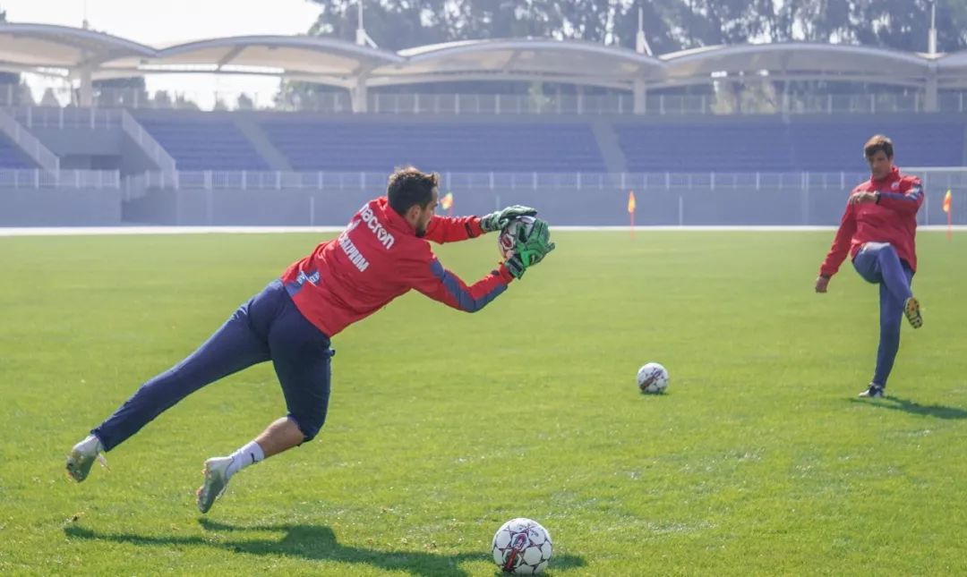 七彩云南国际足球邀请赛在昆明揭幕:红星和沙尔克04上演进球大战