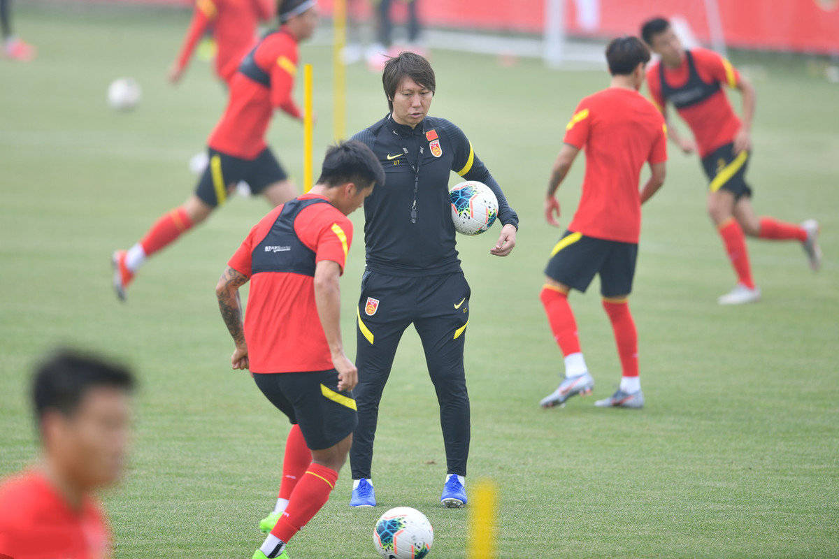 200万！1.75亿！李铁与国足续约后年薪曝光，不敌里皮年薪的零头