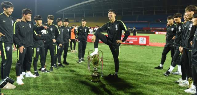 宸ヤ汉鏃ユ姤璇勮,宸ヤ汉鏃ユ姤鎵硅瘎