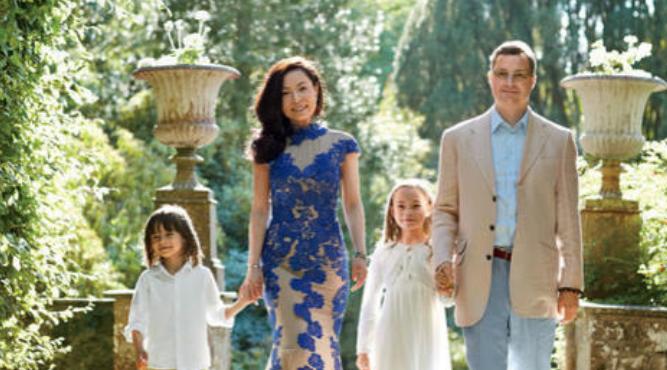 天津女孩恋外国“抠门”小子,见家长才发现,男方拥有6千平豪宅