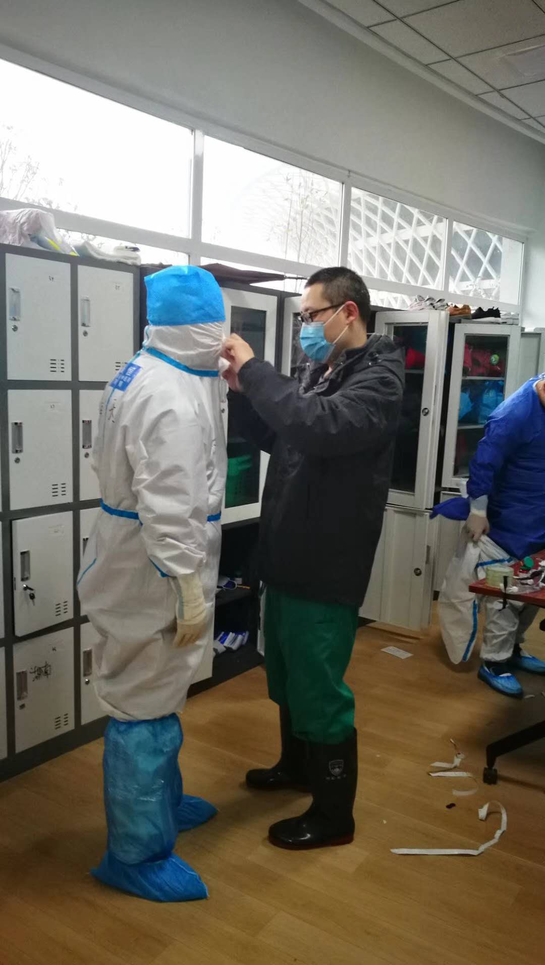 援鄂医护人员现场工作,援鄂医护人员的一天