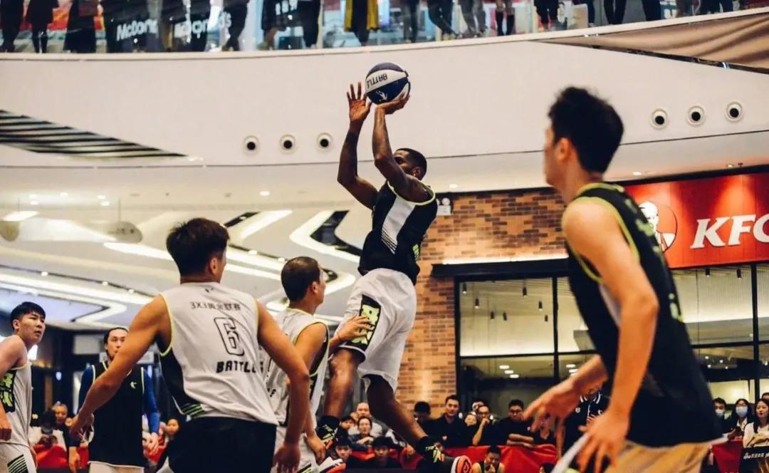 这么脏？扫堂腿+铁肘！曹芳队友与前*疆新**野球外援爆发冲突