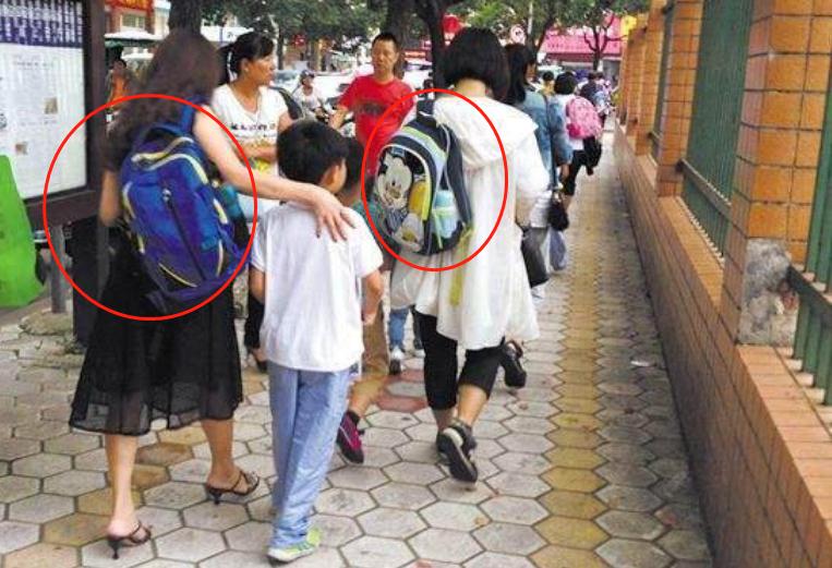 家长为什么会给孩子背书包,家长该不该帮孩子背书包