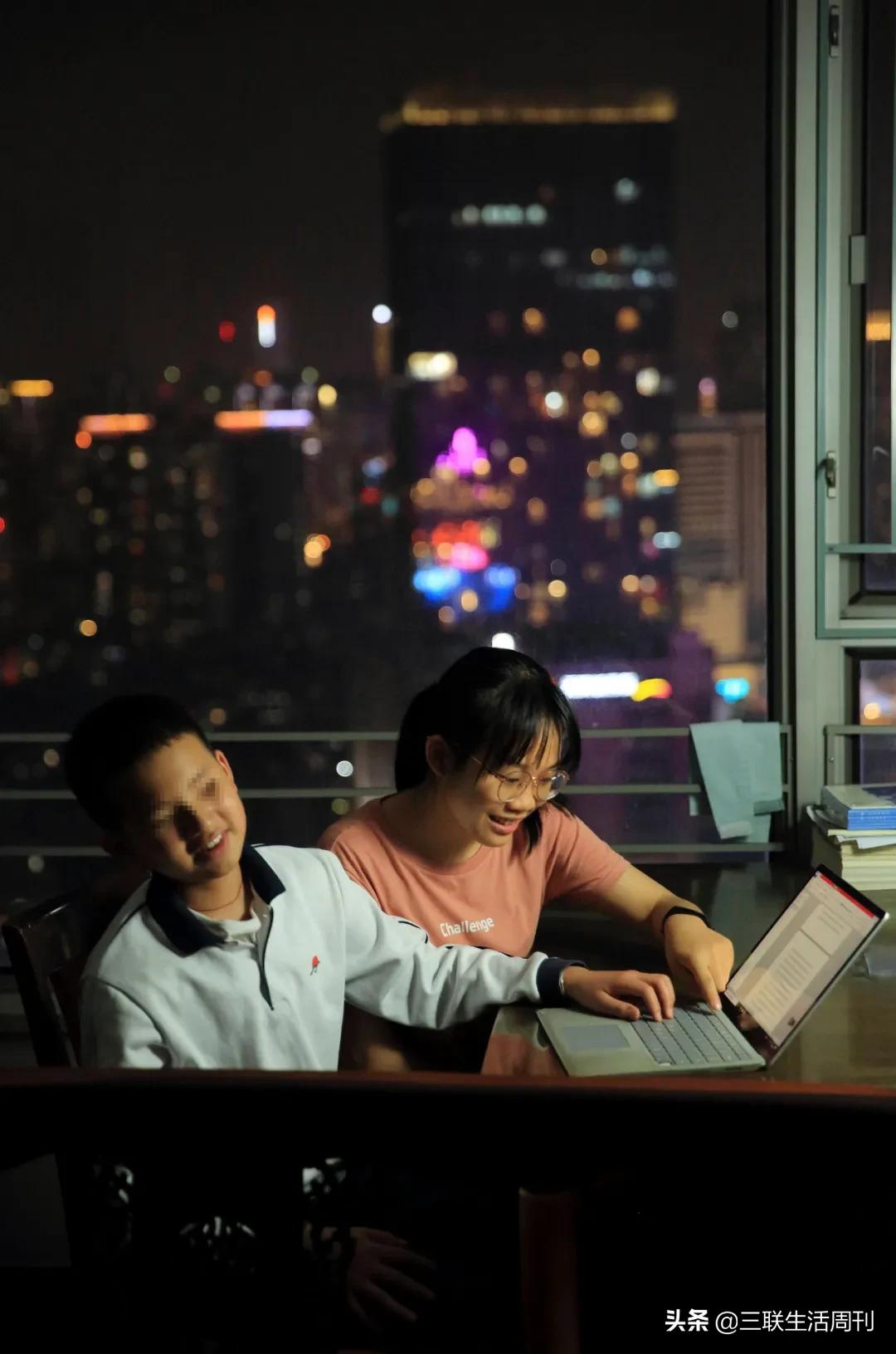 做过十几次全麻手术，视力消失仅有光感，爱好是台风夜追着风：盲童雨鑫和他母亲的求学之路