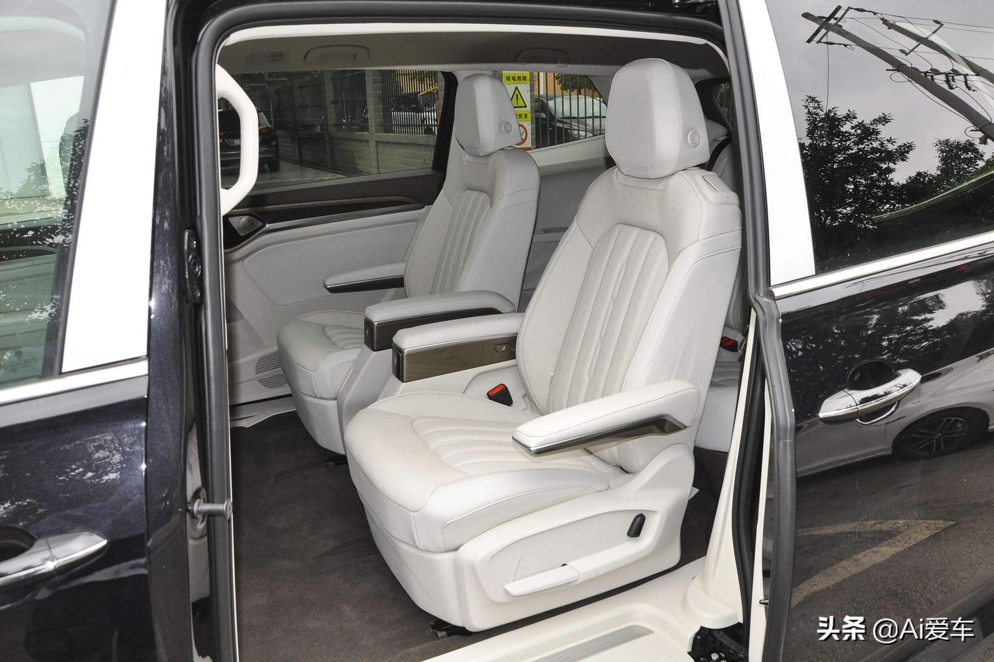 威然mpv商务车7座优缺点,大众威然四座mpv测试