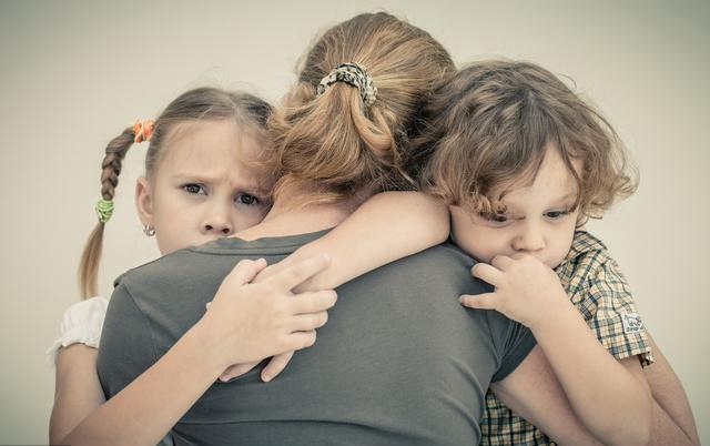 孩子输液打针哭的撕心裂肺的,小孩一打针就哭了