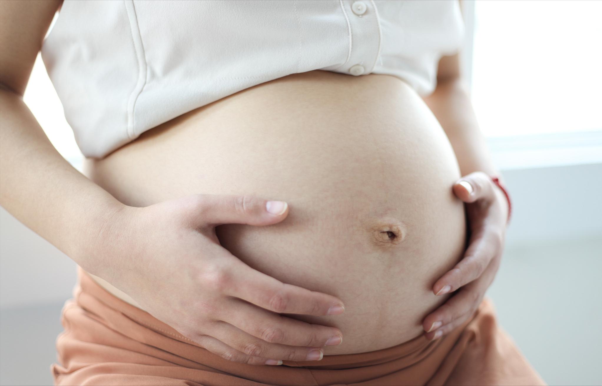 奚梦瑶孕肚出席活动,奚梦瑶挺孕肚走红毯