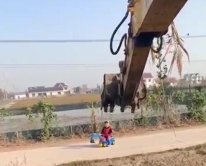 鲁北农村90后小伙开迷你挖掘机,男孩开挖掘机干活