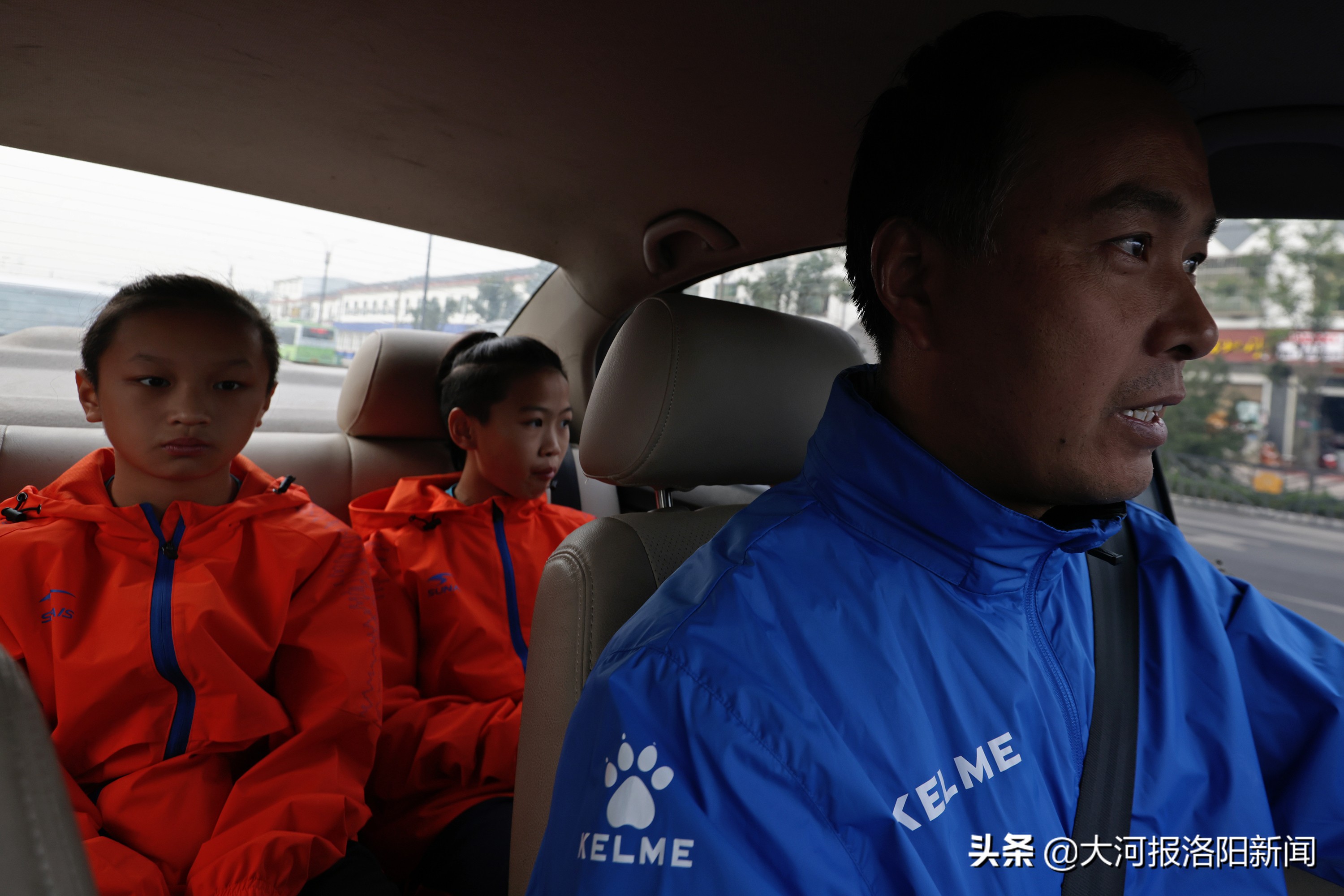 穿大钉足球鞋在水泥地上踢球,穿帆布足球鞋踢足球