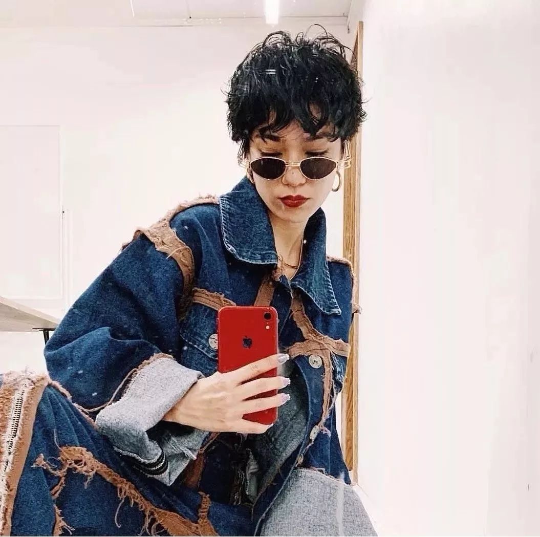 吴谨言模仿baby白头发,吴谨言与angelababy对比