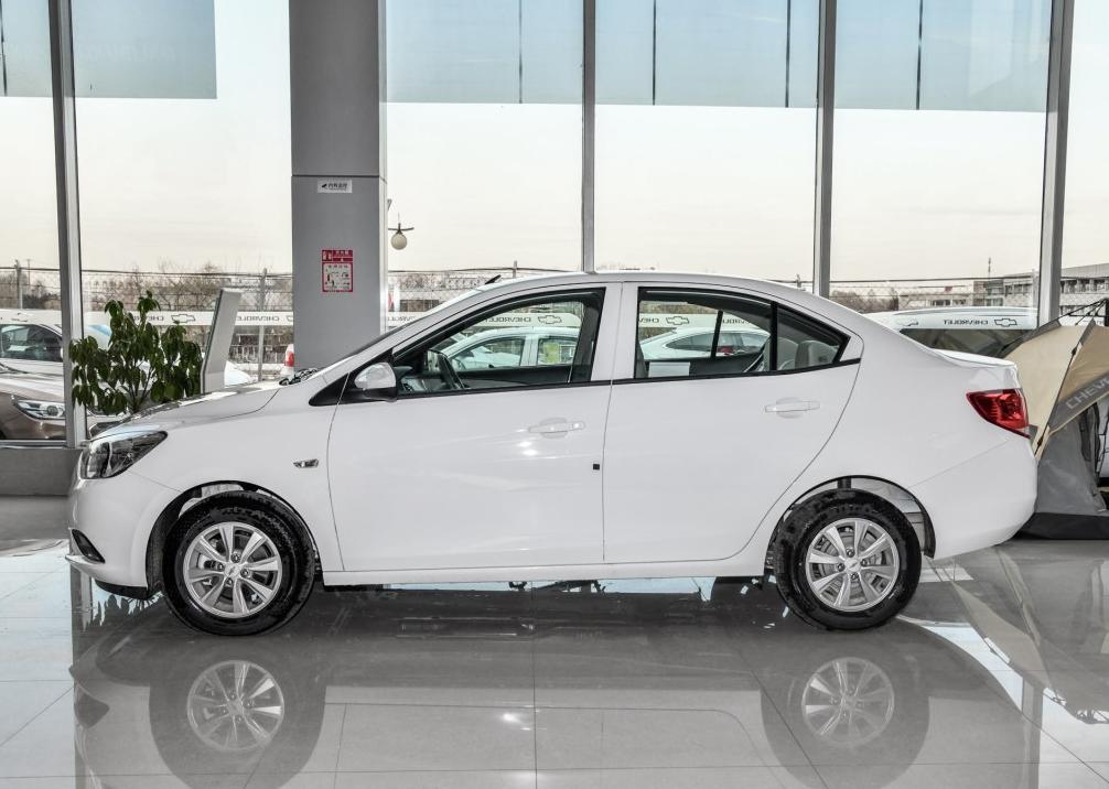 最省油的五座家庭代步车,最省油5万家用代步汽车