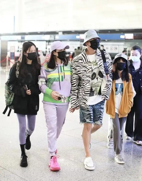 钟丽缇带两个女儿现身机场,钟丽缇14岁二女儿颜值逆袭