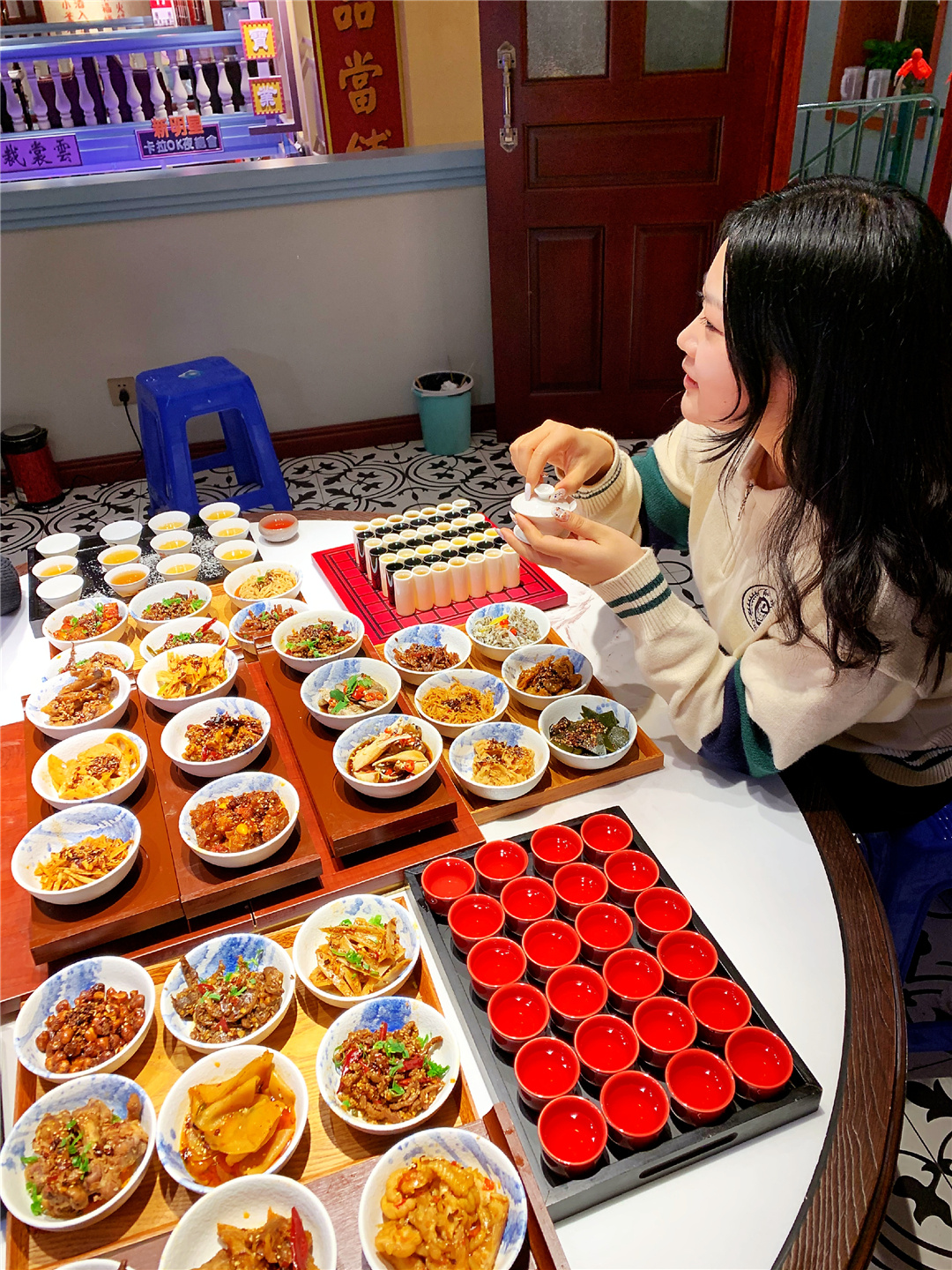 长春桂林路有家电影《叶问》同款火锅酒馆，楼里面有座“香港城”