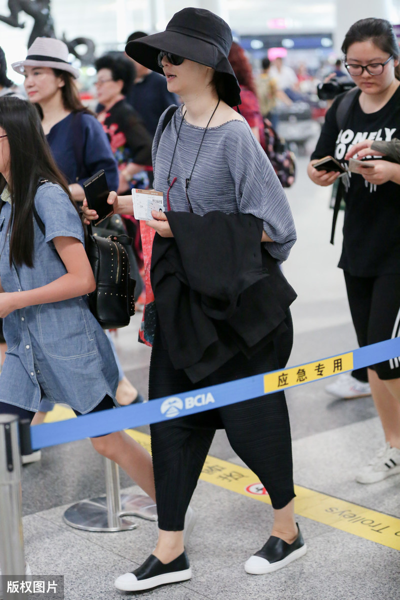 徐帆穿黑色短袖高清美图,徐帆紧身裤穿搭