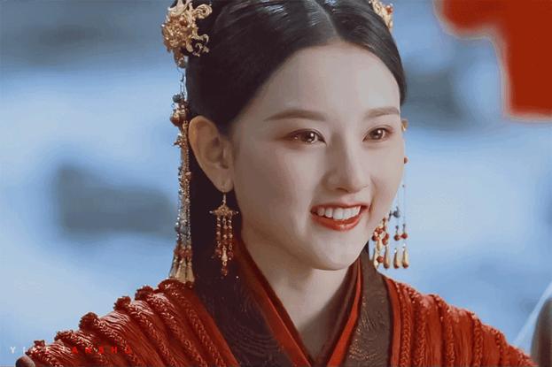 8位标准的都市美女，古装扮相略显违和，一换上现代装就艳丽逼人