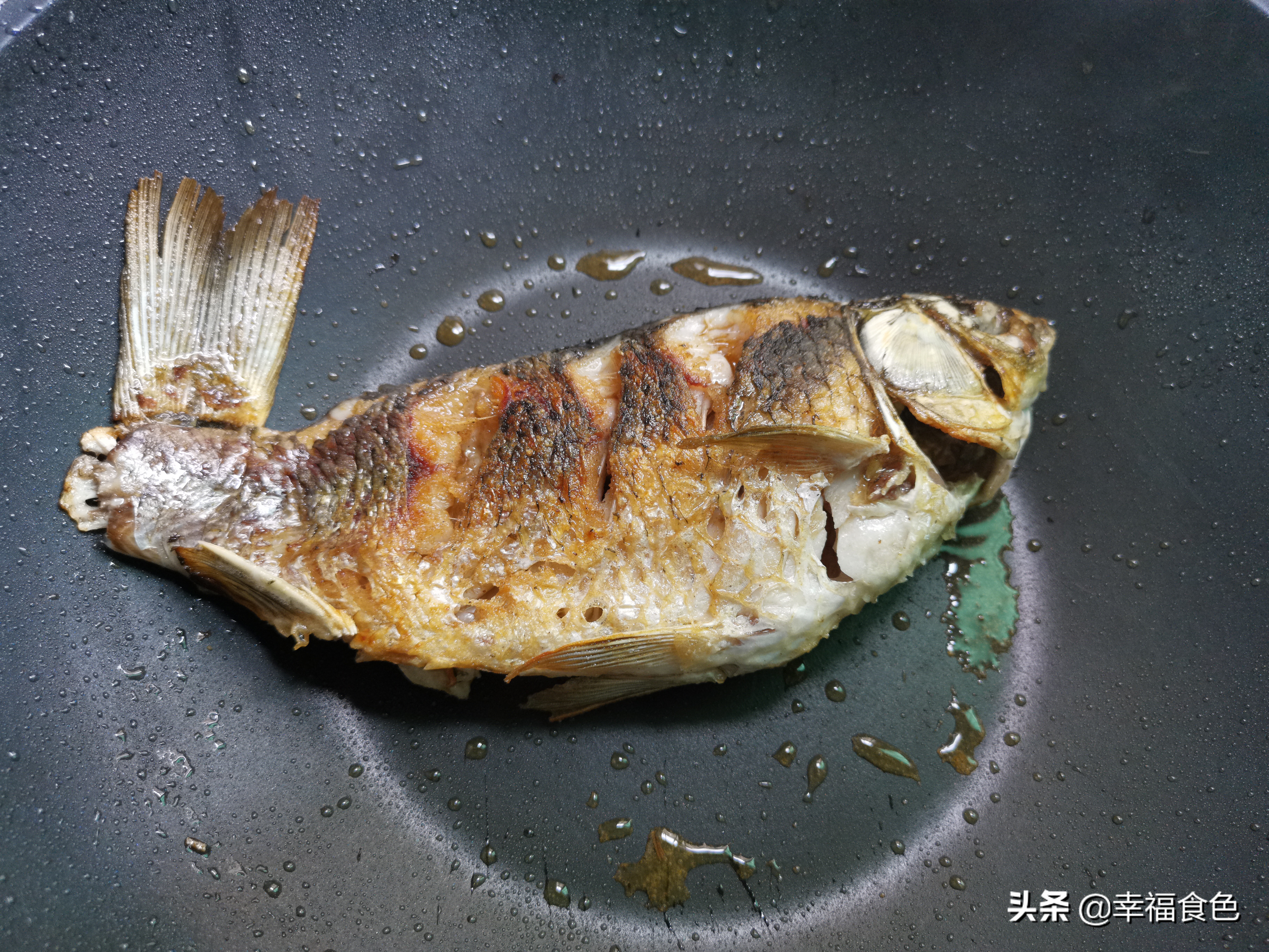 为什么冬天的鲫鱼熬汤不会白,鲫鱼用什么料熬汤好喝