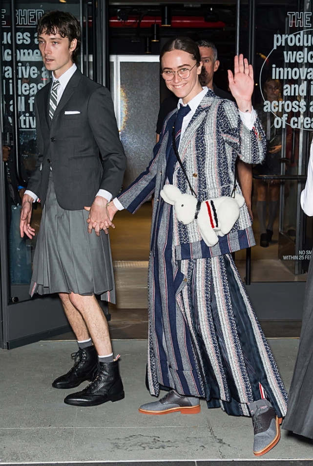 美副总统22岁继女看秀，看着普通却是签约模特，男友穿JK制服陪伴