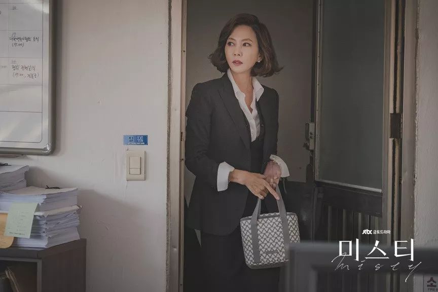 通勤怎么穿才好看,春季通勤怎么穿气质出众呢