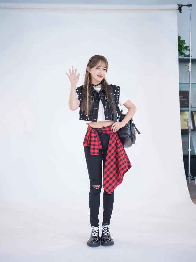 程潇最新穿衣搭配图,身材五五分怎么穿显腿长