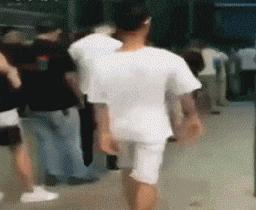 这只鹦鹉一直以为他是一只猴，所以每天都在重复做这个动作