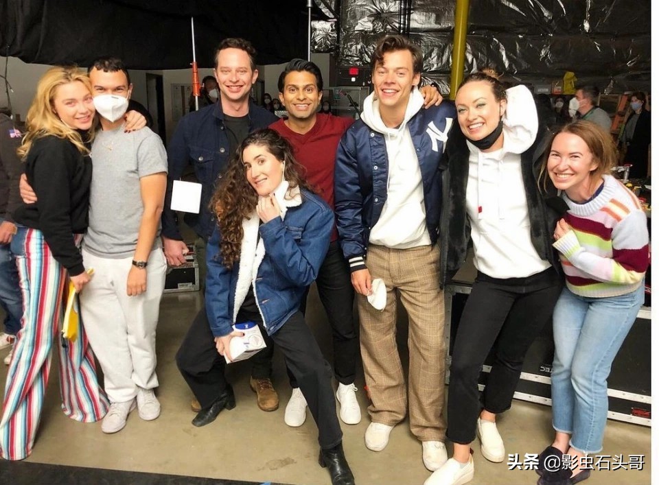 三版女郎姬莉·哈泽尔秘密约会杰森·苏戴奇斯，后者是哈卷情敌