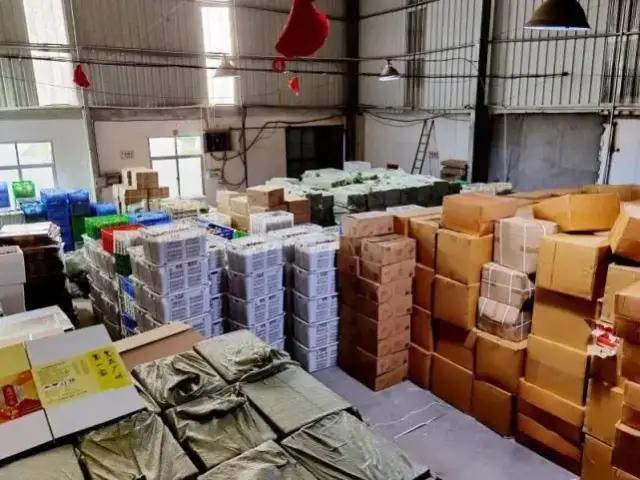 月饼伪造窝点图片,月饼造假现场曝光