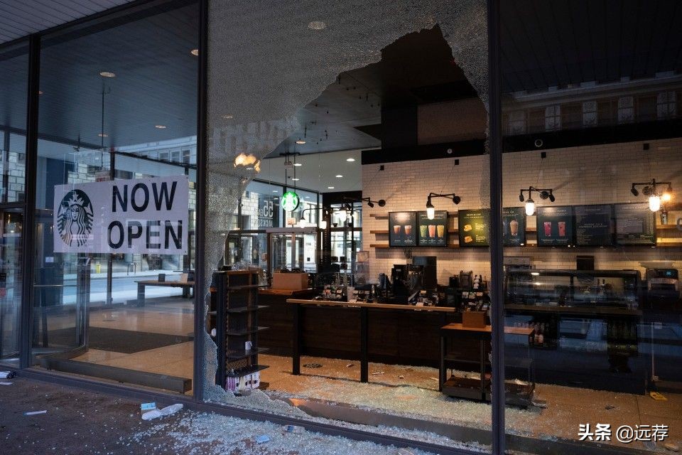 美国一家耐克店一分钟内被抢光！黑人妇女抱着抢来的鞋欢呼