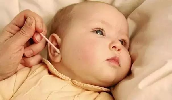 经常用棉签掏婴儿耳朵有什么危害,妈妈给小孩掏耳屎很大块