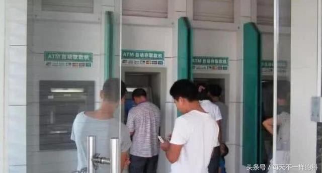 银行卡被吞了还傻傻的去柜台办吗，教你一招，一分钟取出银行卡