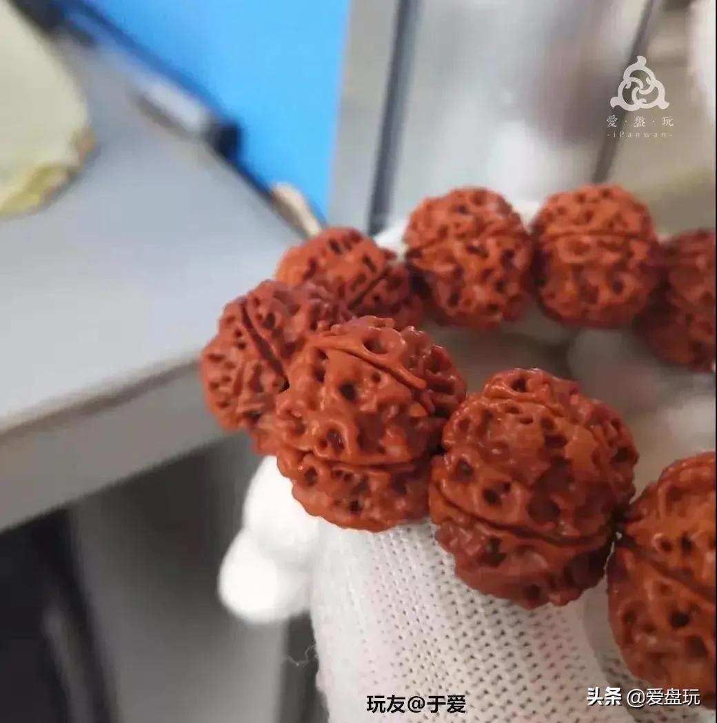 纯手盘玩一年的核桃,文玩手盘和机刷哪个值钱