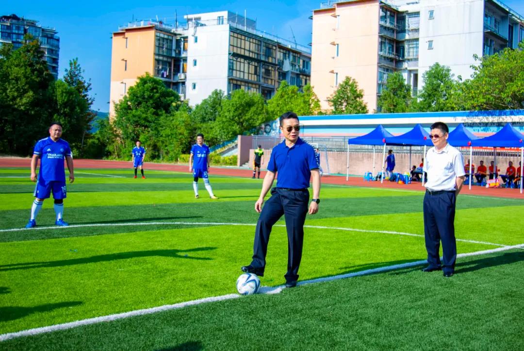 以球会友弘扬体育风尚,以球会友足球逐梦超级杯