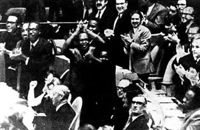 世界在“摇晃”，大国对抗重回荒蛮？面前两条路，中国做出了抉择