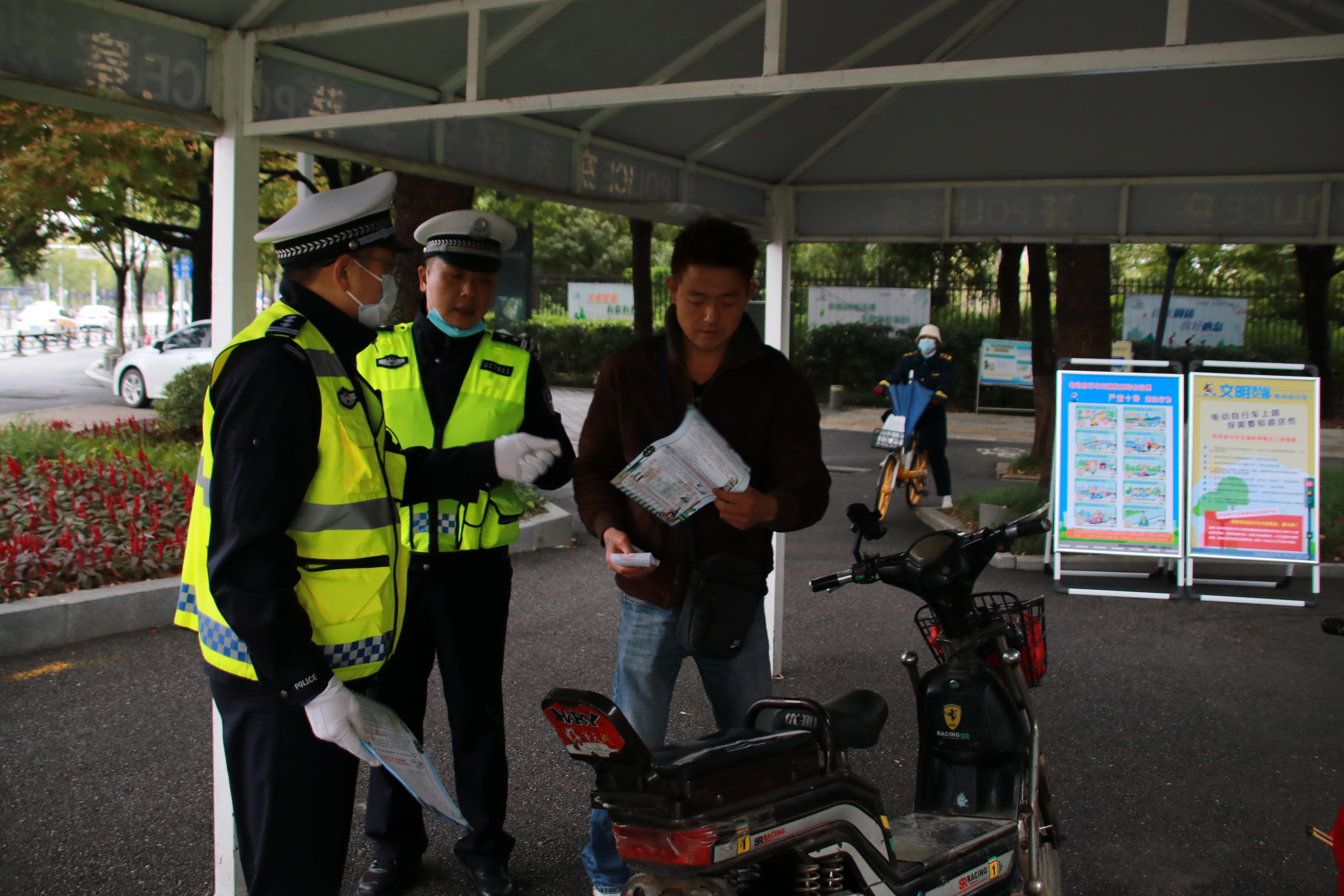 “小帽子关乎大安全”武汉经开区“三级领导”开展电动自行车“五进”宣传